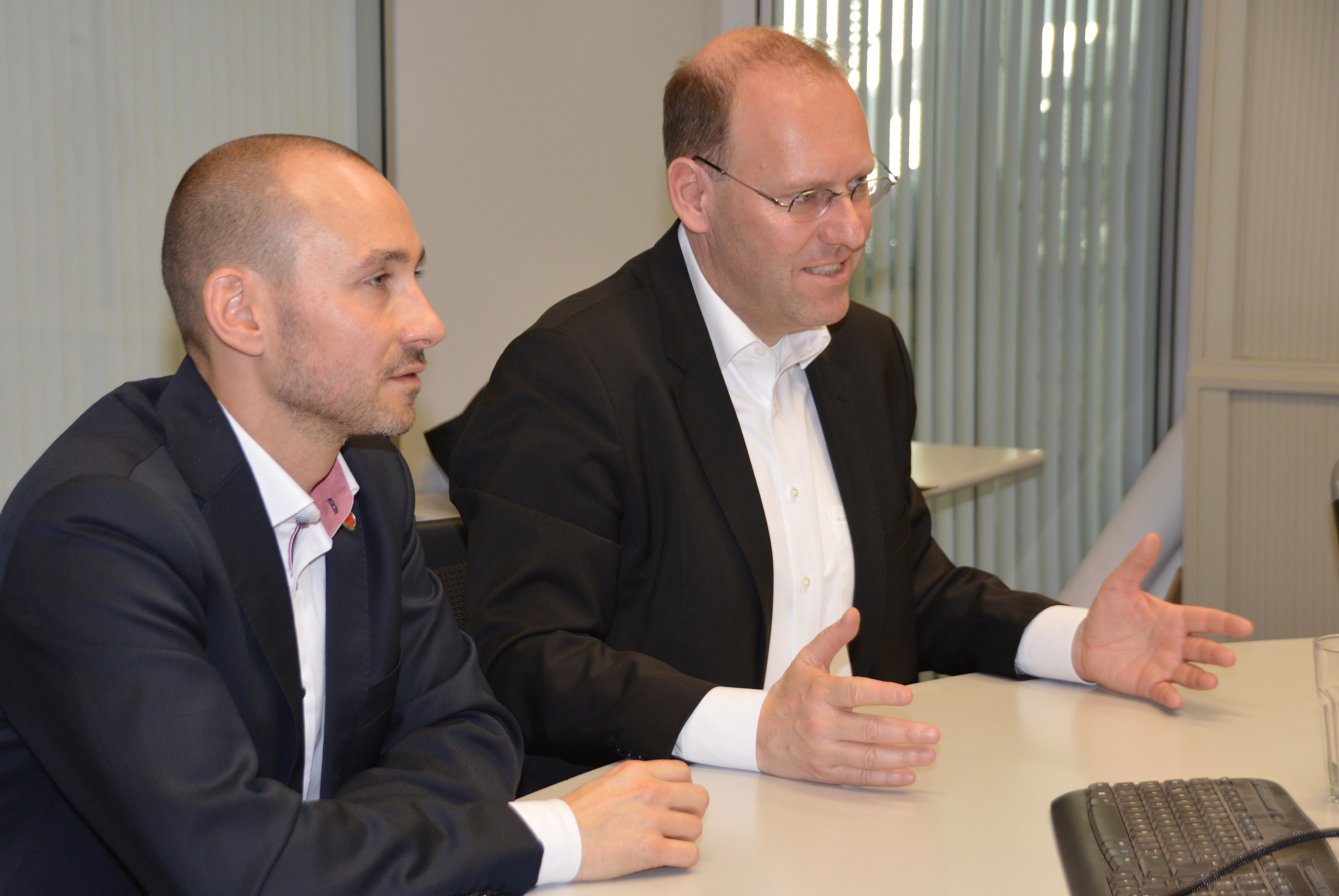 Sindelfingens Oberbürgermeister Dr. Bernd Vöhringer (rechts) und sein Böblinger Dr. Stefan Belz beim gemeinsamen Interview zum Abschluss des SZ/BZ-Bürgerbarometers 2029. Bild: Reichert