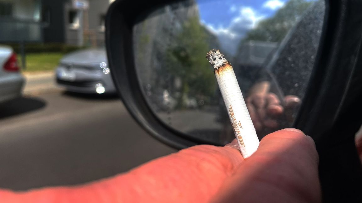 Das Entsorgen von Zigaretten aus dem Auto kann in Italien künftig teuer werden. (Archivbild)