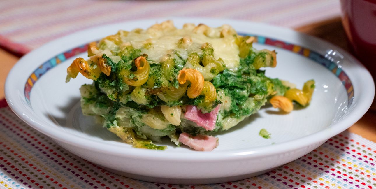 Spinatauflauf mit Schinken und Käse.