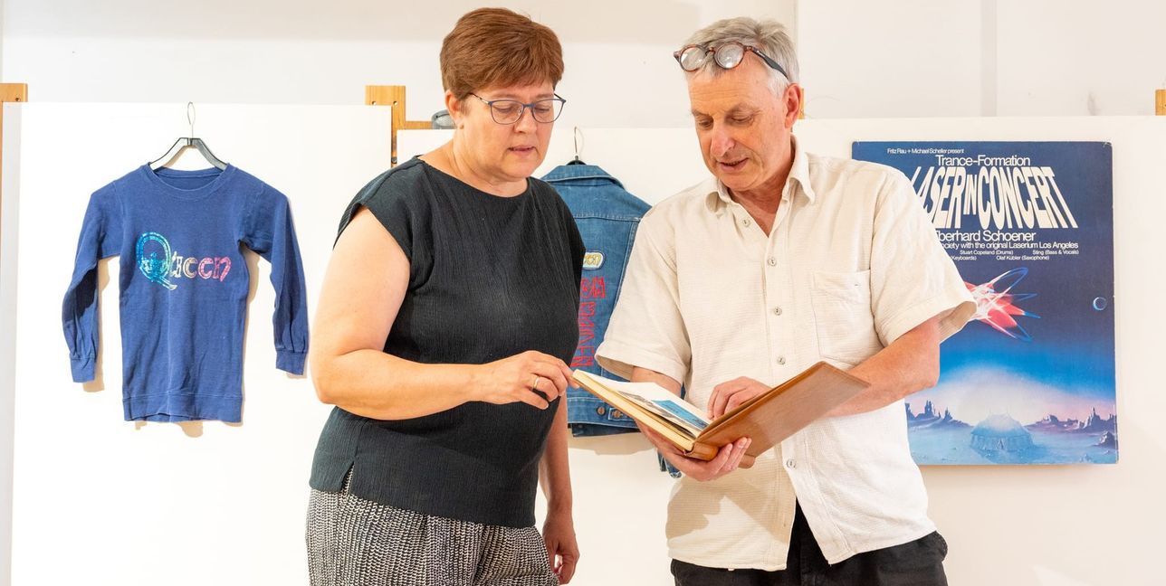 Museumsleiterin Illja Widmann und Musikjournalist Christoph Wagner sind auf der Suche nach Erinnerungsstücken aus der Zeit.
