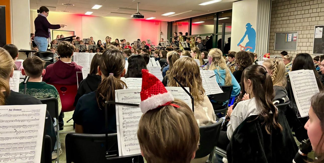 Rund 150 Schüler und Ehemalige musizieren gemeinsam beim Winterkonzert der Realschule Hinterweil.