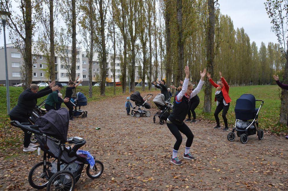 Magdalena Schlossarek trainiert mit ihrer Outdoor-Gruppe jeden Freitag Ausdauer, Kraft und Gleichgewicht, am Baumoval in Böblingen.   Bild: Greck