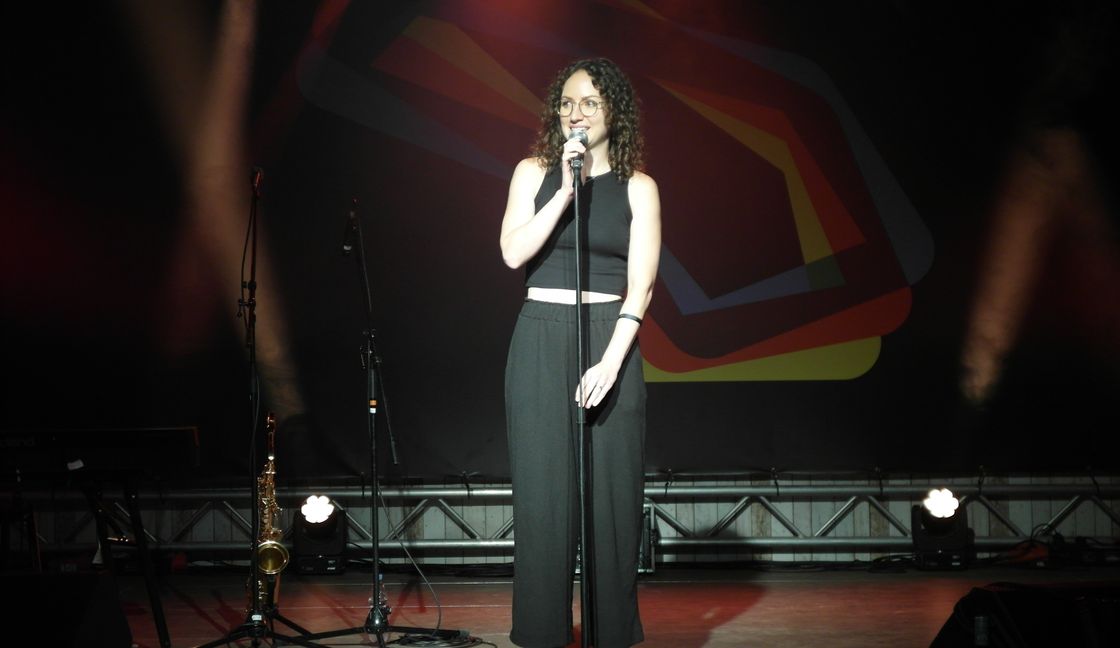 Lotta Emilia aus München war eine von vier Teilnehmern beim Poetry Slam im Rahmen des Böblinger Sommers am See. Bild: Staber