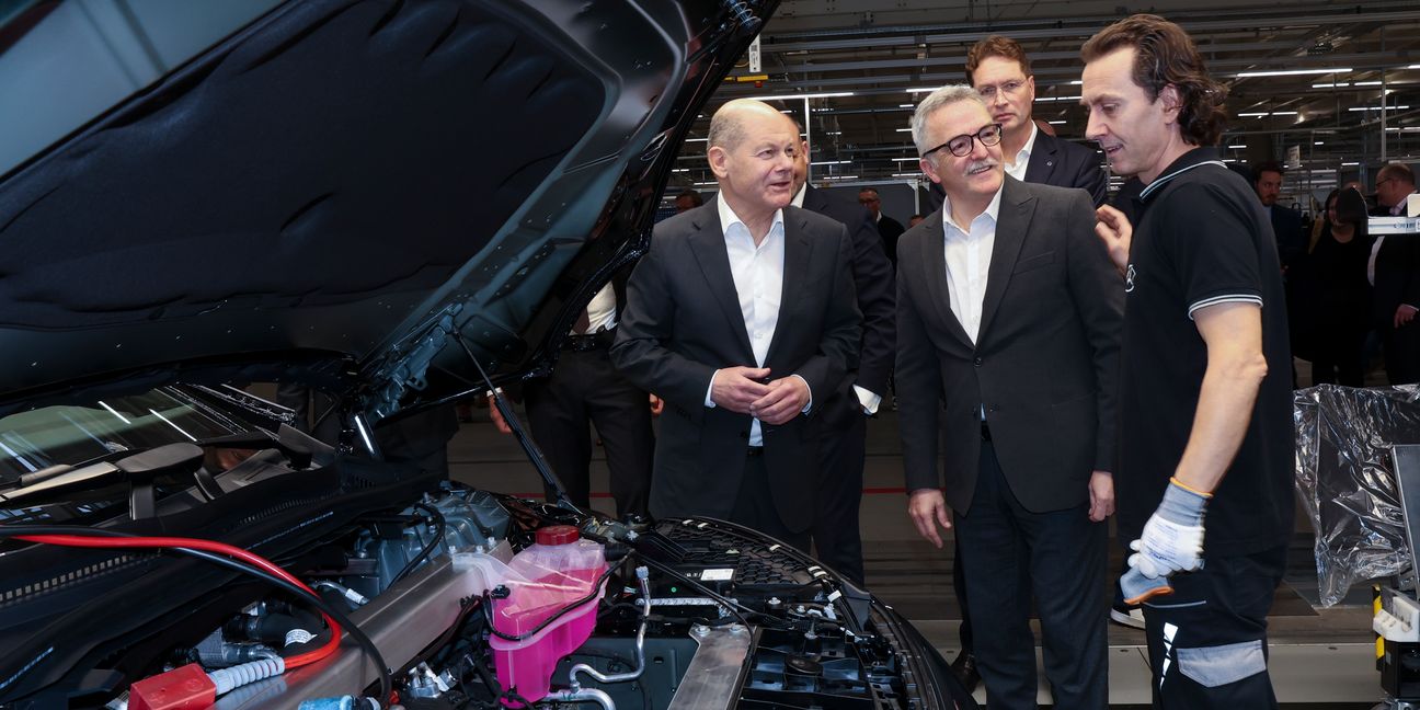Olaf Scholz, Betriebsratschef Ergun Lümali, Mercedes-Chef- Ola Källenius und ein MMercedes-Mitarbeiter in der Factory 56.