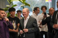 Olaf Scholz im Gespräch mit Schülern der GDS1.