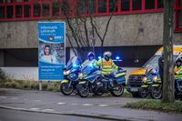 Eine Motorradstaffel der Polizei wartet vor der Gottlieb-Daimler-Schule.