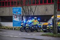 Eine Motorradstaffel der Polizei wartet vor der Gottlieb-Daimler-Schule.