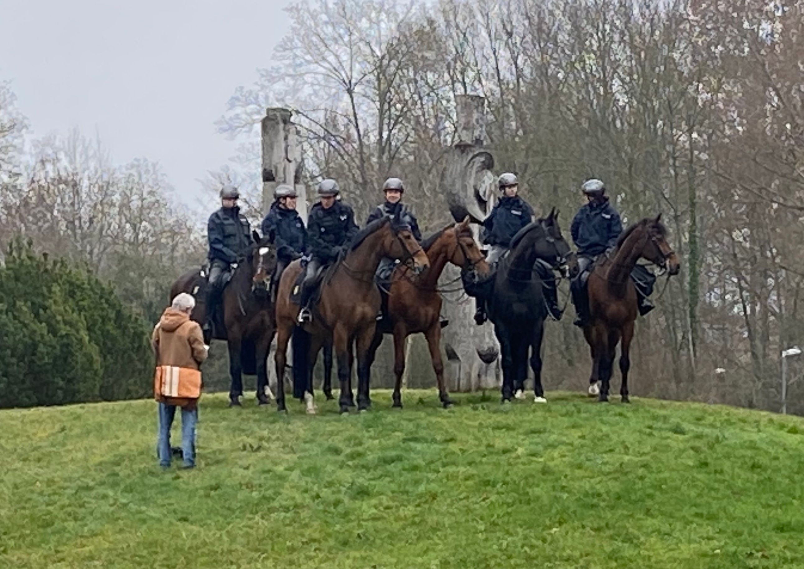 Berittene Polizei vor der Gottlieb-Daimler-Schule.
