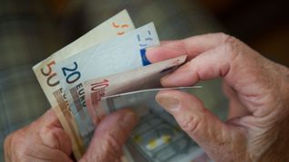 Ab 1. Juli gibt es für Rentnerinnen und Rentner mehr Geld.