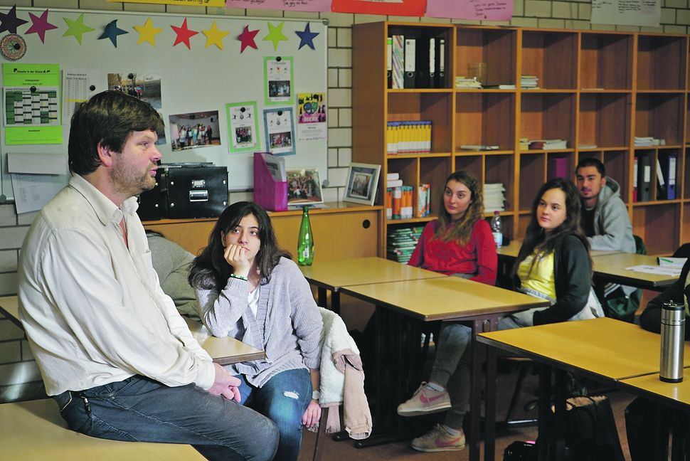 Die Schülerinnen und Schüler der Realschule-Goldberg lauschten gespannt den Erzählungen von Roman Grafe über das Leben in der DDR. Bild: Heiden