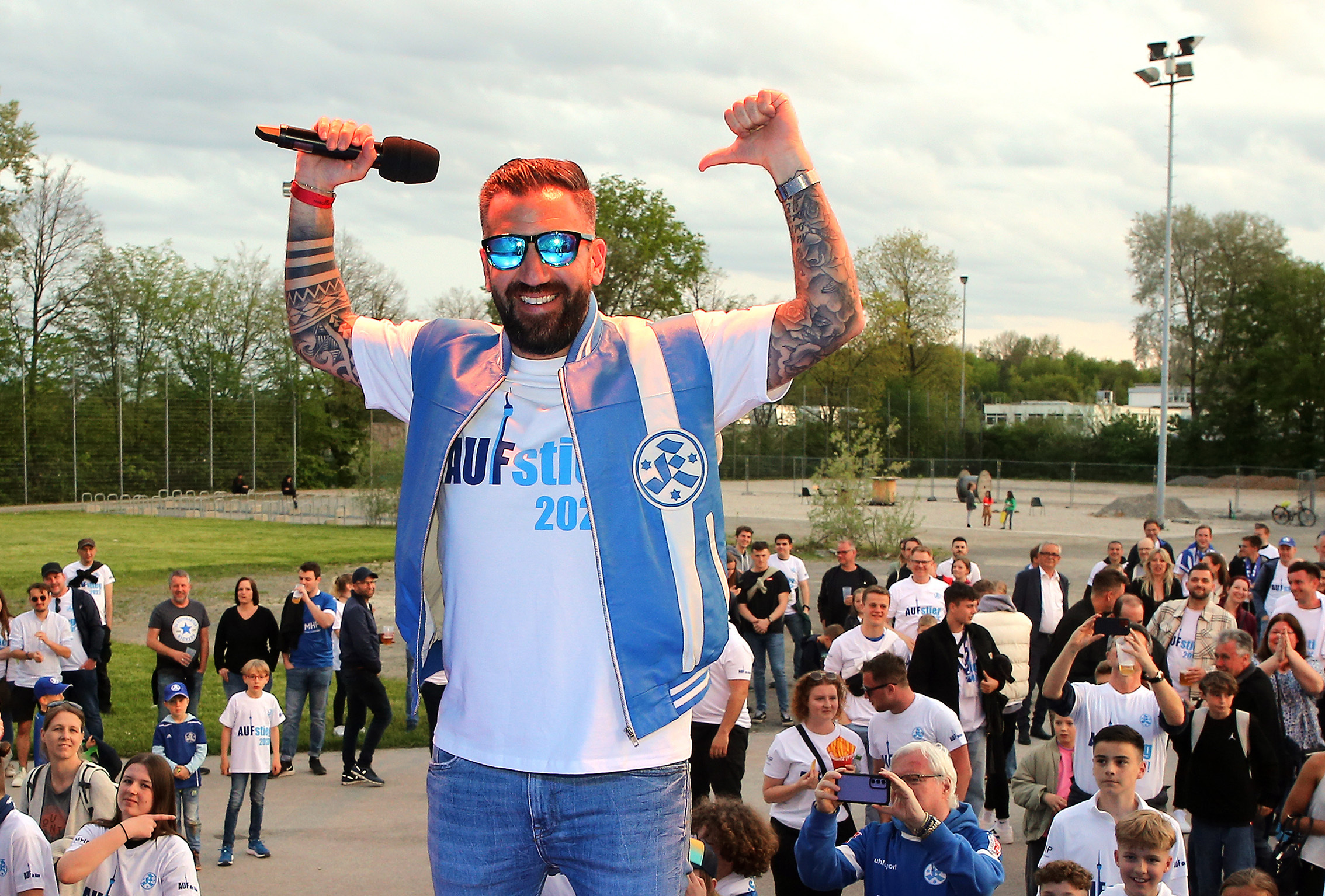 BAU//  06.05.2023 Stuttgart-Degerloch Fußball SV Stuttgarter Kickers Aufstiegsfeier, der ehemalige Kapitän Enzo Marchese mit blauer Sonnenbrille