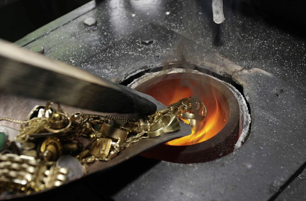 C. Hafner in Wimsheim schmelzt alte Edelmetalle wieder ein. Später werden daraus Komponenten etwa für Medizintechnik oder Mess- und Regeltechnik.