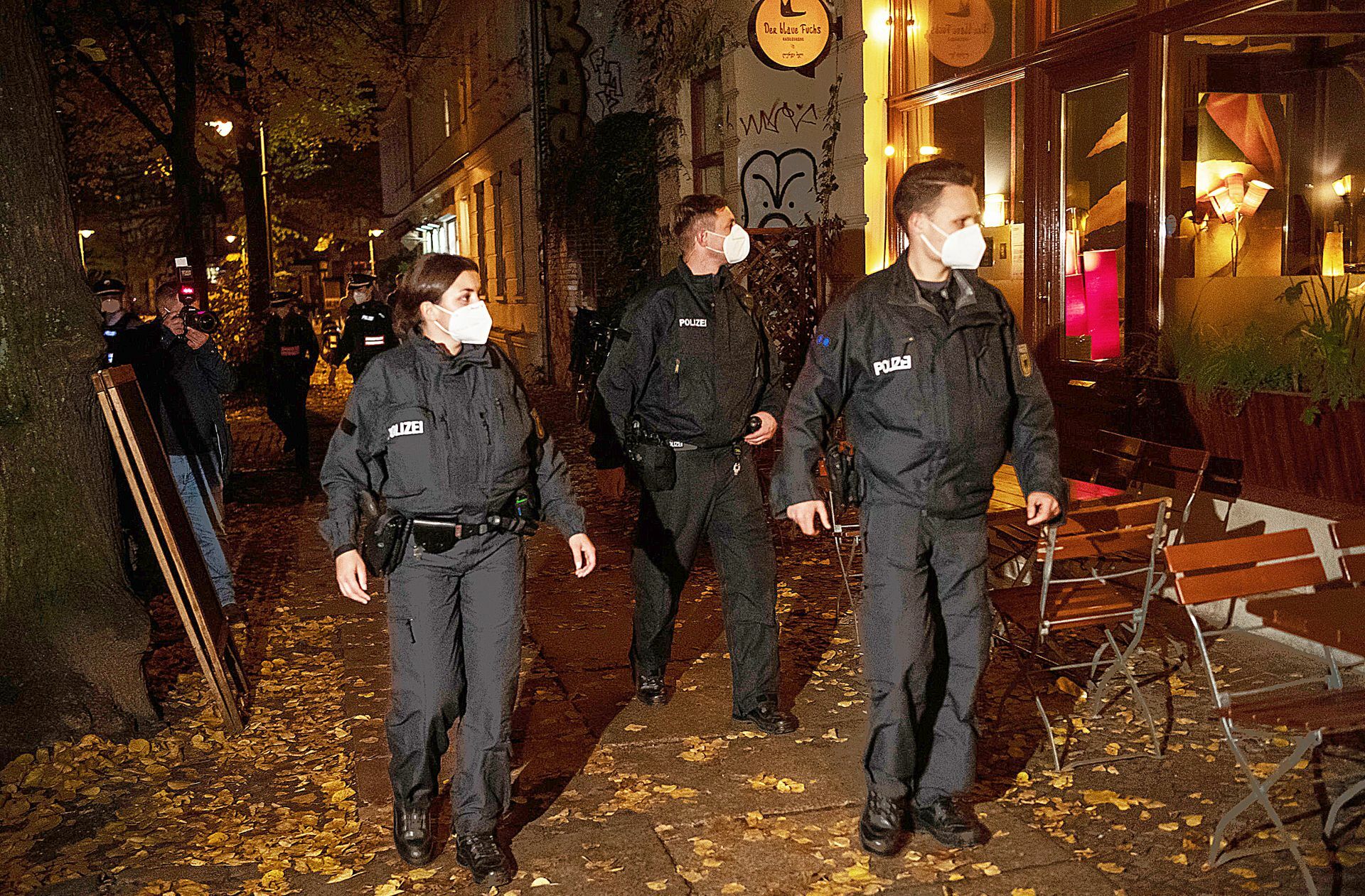 Sperrstunden-Kontrolle in Berlin: In zahlreichen Corona-Hotspots  müssen Gaststätten  bereits am Abend schließen. Jetzt könnten die Regeln noch einmal verschärft werden – nicht nur für die Gastronomie.