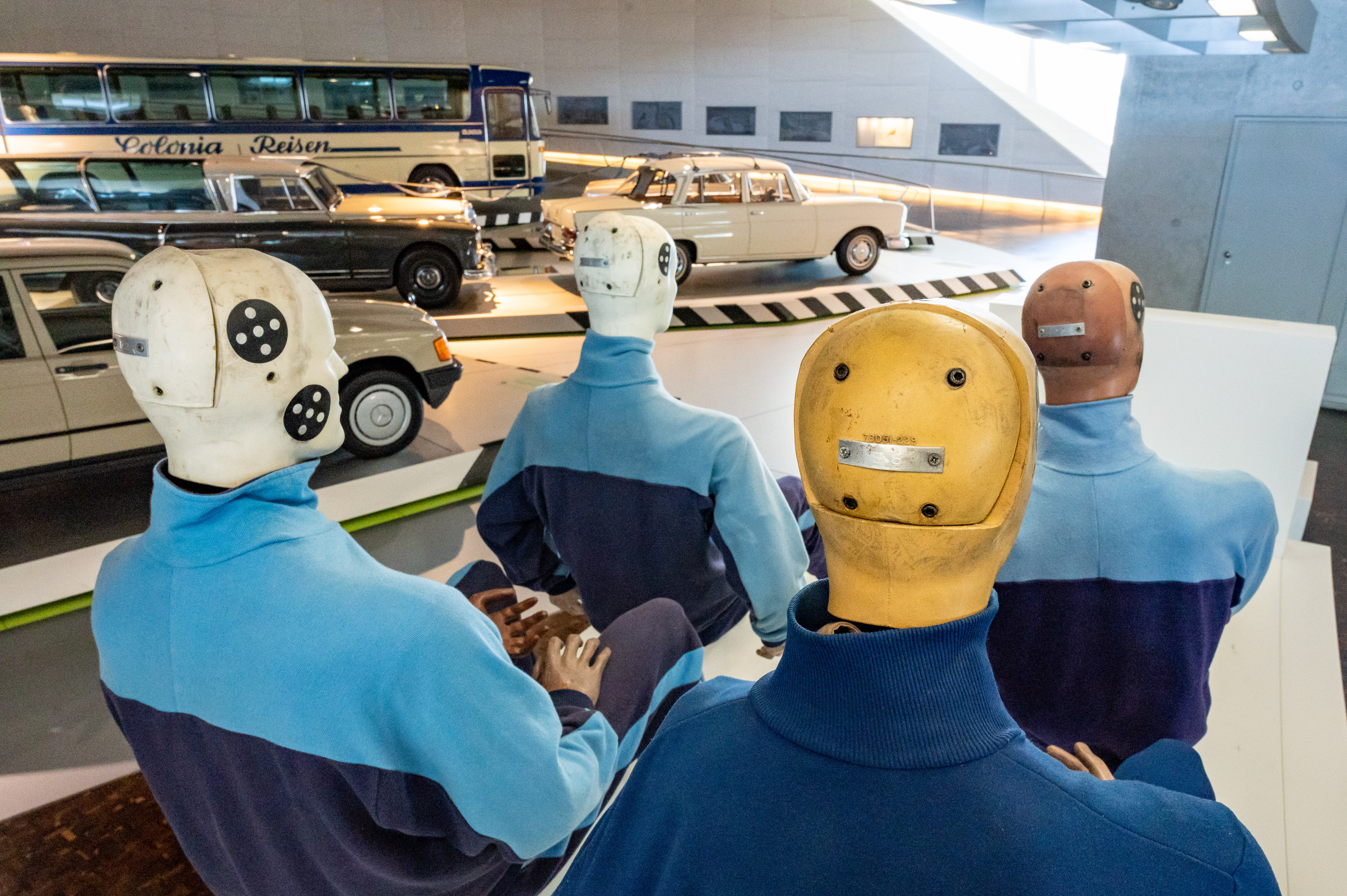 Fachleute für Fahrzeugsicherheit: Die Crashtest-Dummys im Mercedes-Benz Museum. Bild: z