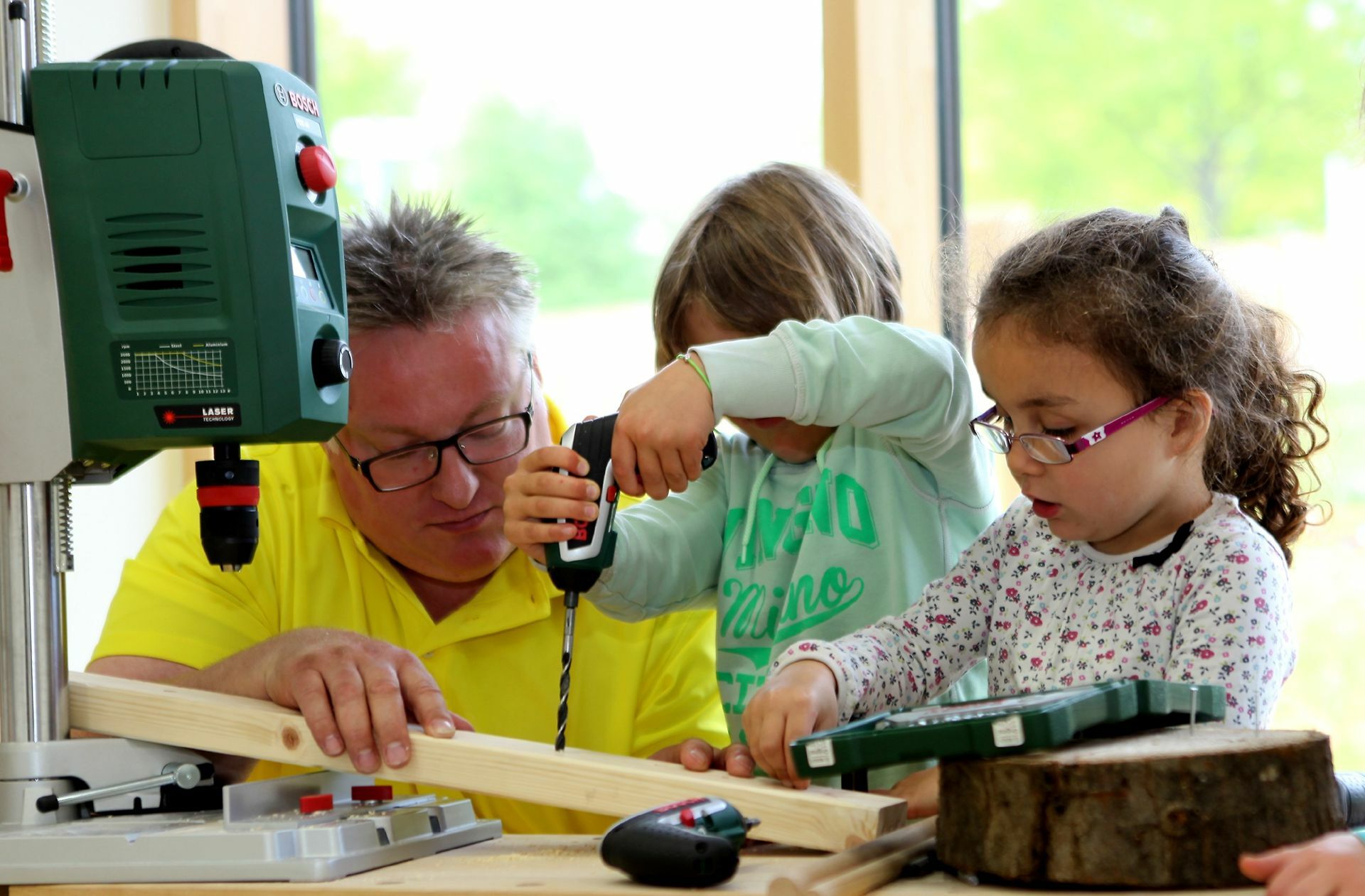 Auch Menschen mit handwerklicher Ausbildung können ihr Wissen in den Kitaalltag einbringen.
 Foto: Konzept-e
