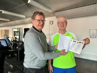 VfL Geschäftsführer Harry Kibele (links) und Horst Spengler, der durch den DOSB bares Geld für seine Mitgliedschaft gespart hat. Bild: z