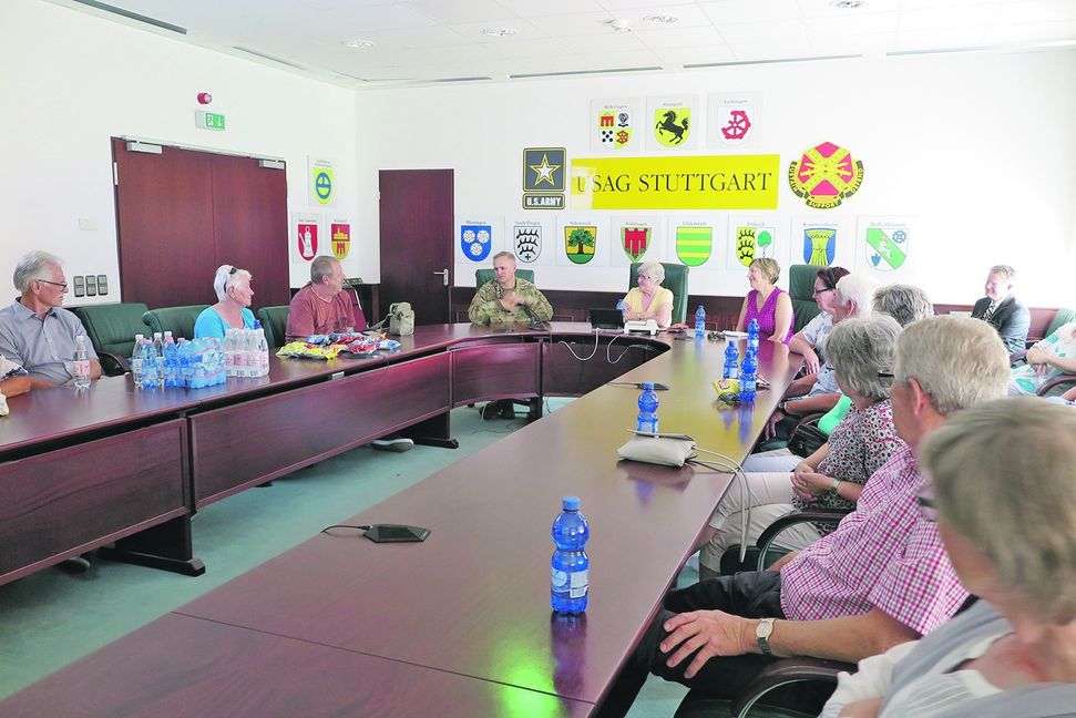 Cornell Neal A. Corson, seit 2017 Standortkommandeur der U.S. Army Garrison Stuttgart, begrüßt die SZ/BZ-Lesergruppe in der Böblinger Panzerkaserne. Bild: Groß