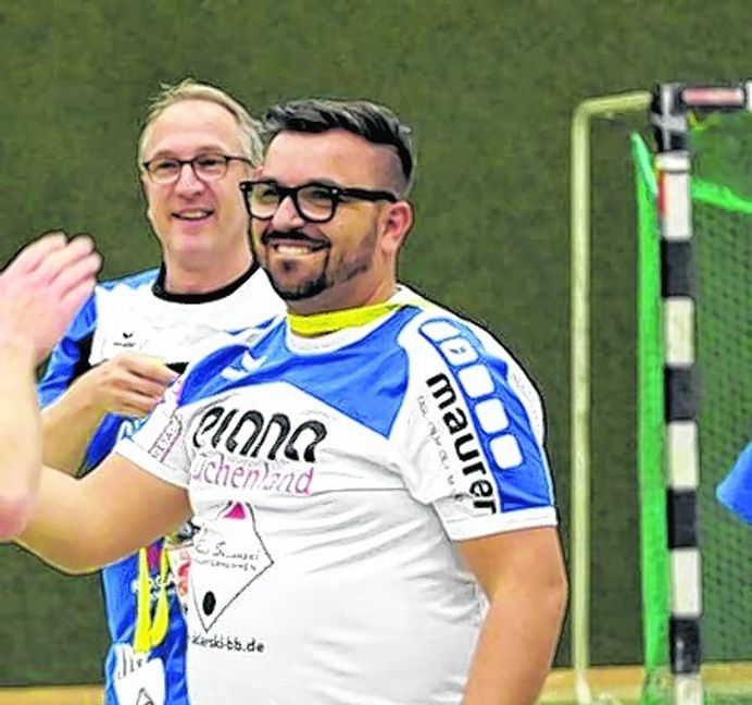 Marco Cece (vorne) ist hochzufrieden mit seinem Team. Bild: automotorart/A