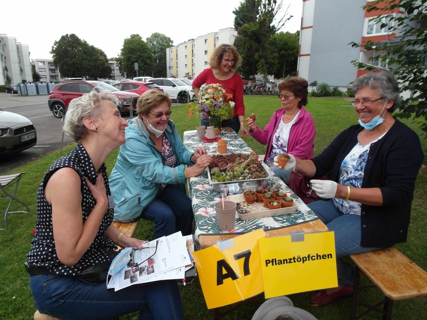 Regina Vogt (Abteilungsleiterin "Familie, Senioren und Engagement"), Margarete Seidens (Ehrenamtliche), Manuela Epting (Leiterin des Mehrgenerationenhauses "Treff am See" und zuständig für die offene städtische Seniorenarbeit in Böblingen), Gisela Schmidt, Kozina Bozica. Bild: Staber