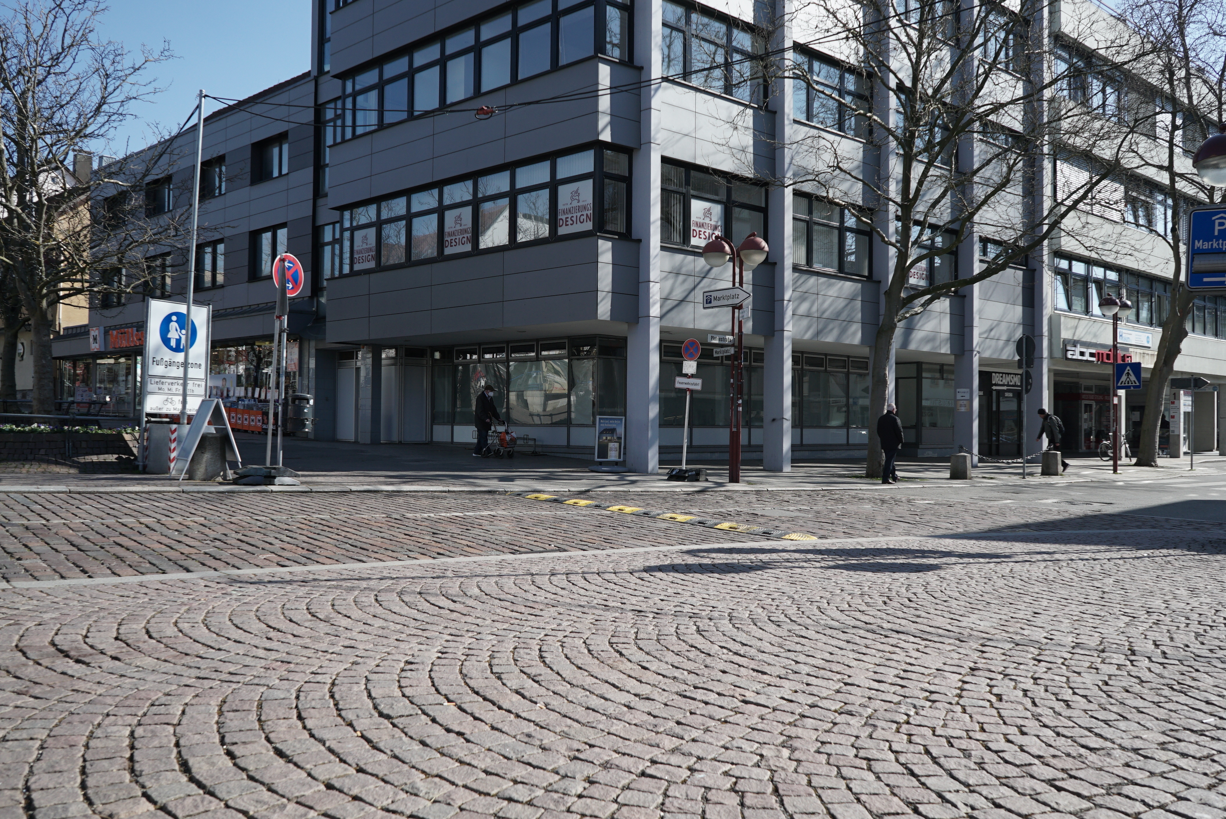 Im Erdgeschoss am Unteren Marktplatzeck war die Commerzbank bis März 2020, nun soll dort ein Eiscafé rein.   Bild: Heiden