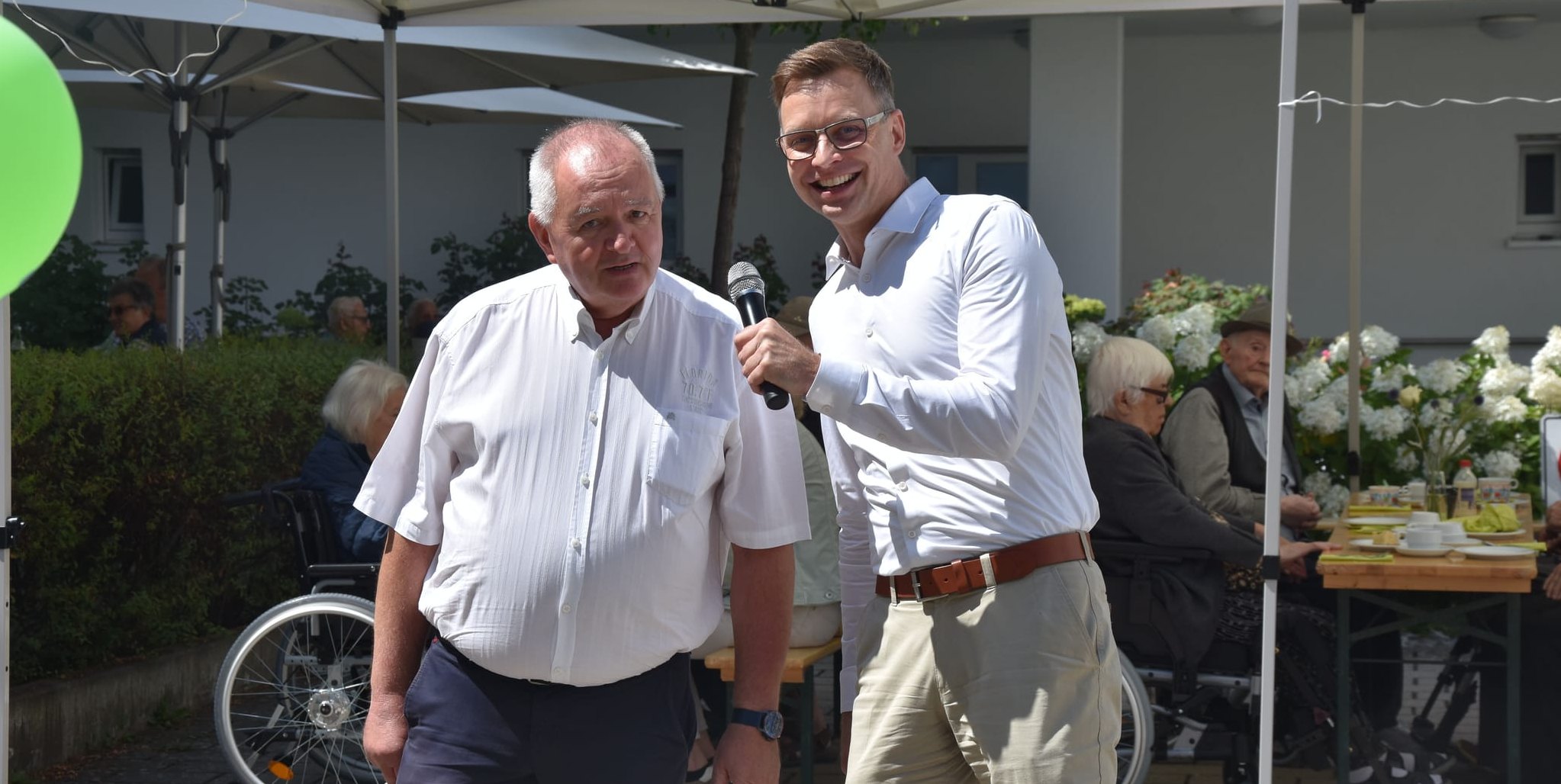 Tobias Heizmann (rechts und Gerd Olinger singen "Happy Birthday".