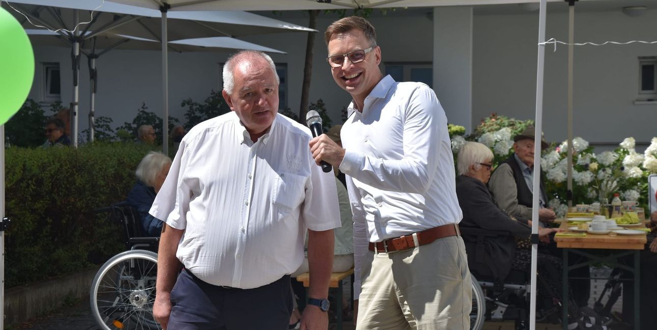 Tobias Heizmann (rechts und Gerd Olinger singen "Happy Birthday".