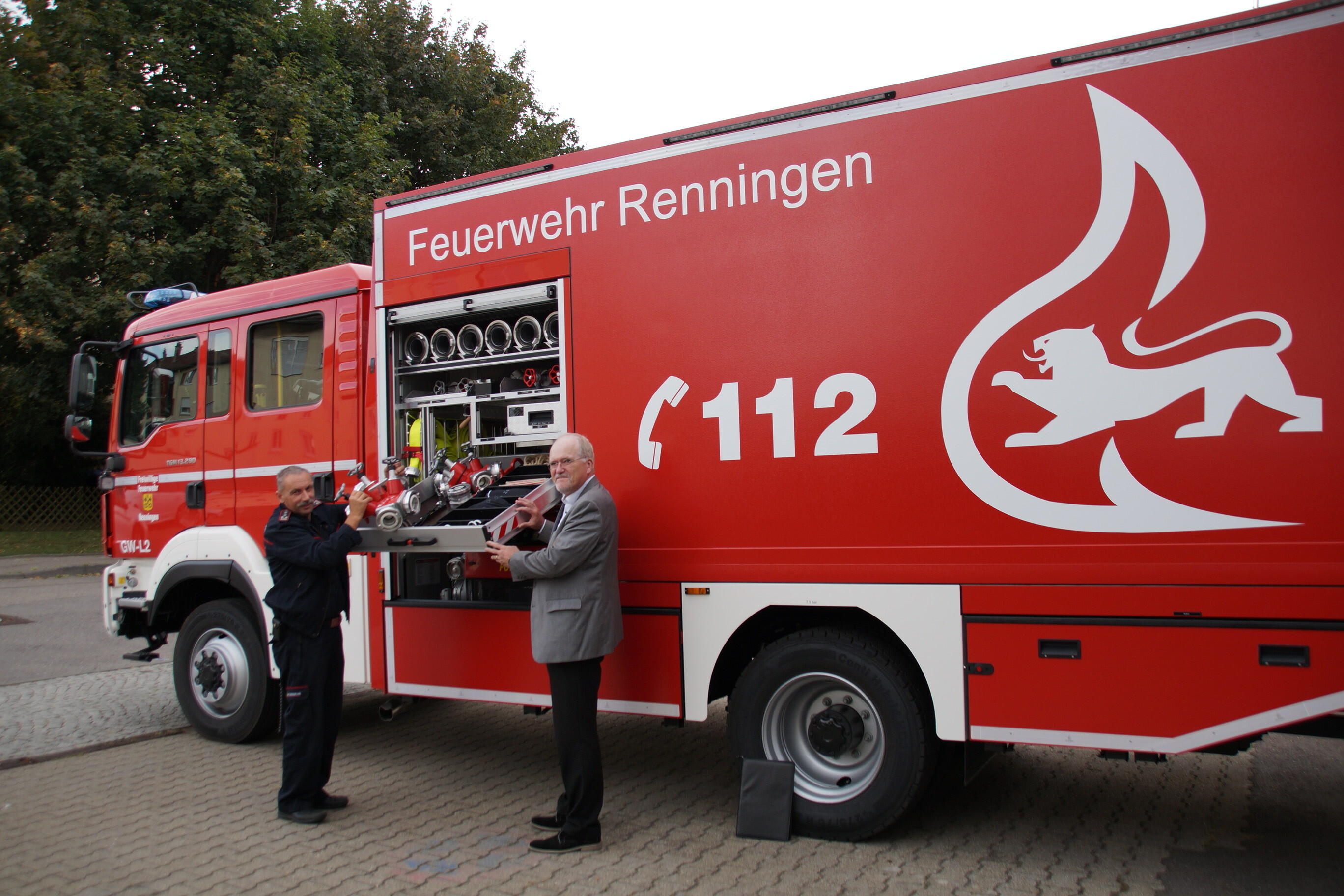 Renningens Feuerwehrkommandant Erhard Mohr und Bürgermeister Wolfgang Faißt freuen sich über den neuen Gerätewagen für die Freiwillige Feuerwehr.             Bild: Stadt Renningen