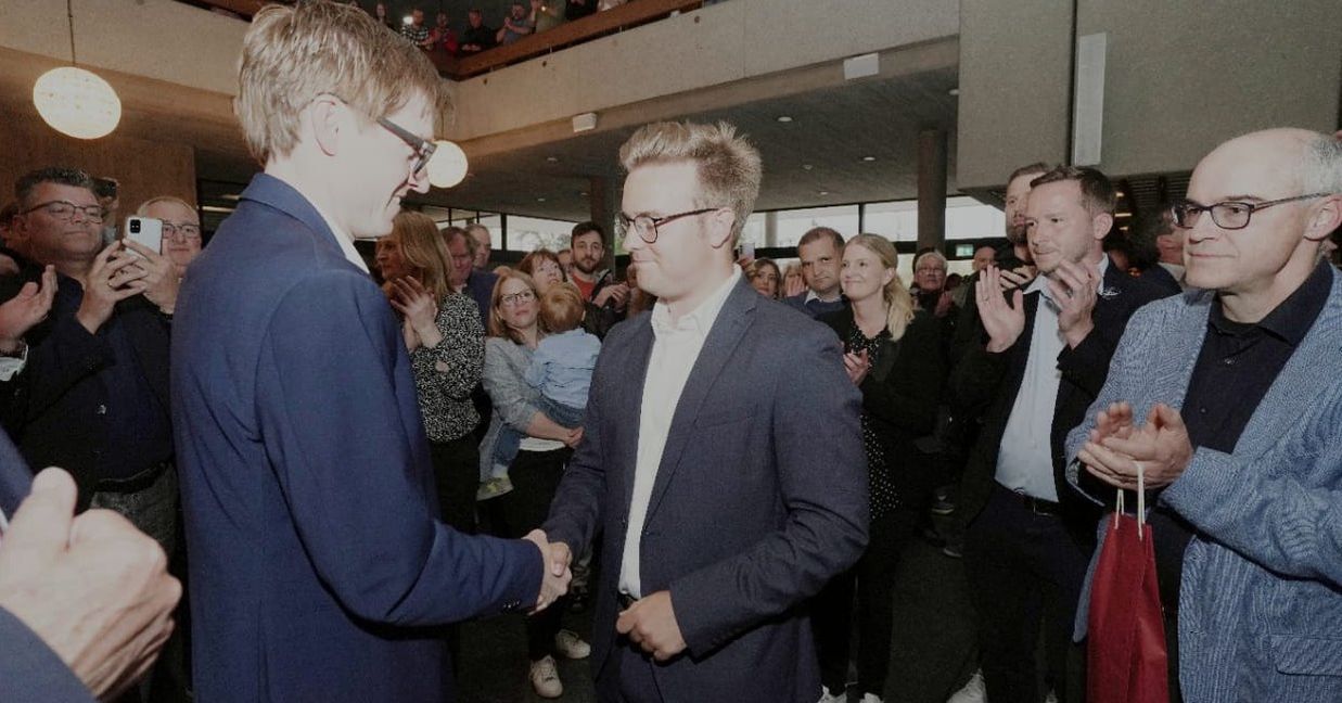 Faire Gratulation: Max Reinhardt mit dem Handschlag für Wahlsieger Markus Kleemann (links).