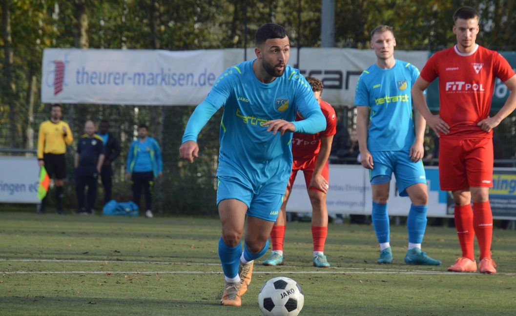 Ehningens Stürmer Tahir Bahadir guckt den gegnerischen Torwart aus und macht mit seinem Strafstoß in der fünften Minute der Nachspielzeit den 5:4-Sieg gegen den TSV Bad Boll perfekt.