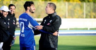 VfL-Trainer Maik Schütt freut sich mit dem zweifachen Torschützen Gianluca Gamuzza.
