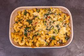 Cremiger Nudelauflauf mit Spinat und Erbsen.