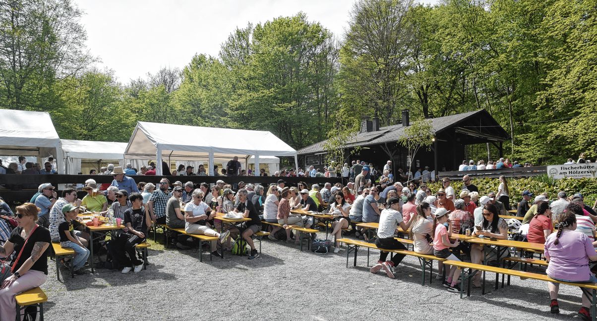 Großer Andrang beim Maifest der Magstadter Angler am Hölzersee: Bild: Reichert