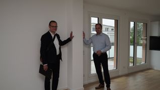 An dieser Säule verrät sich die besondere Konstruktion. Frederik Lutz (links) und Gerald Päusch im neuen GWG-Haus.