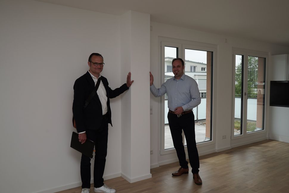 An dieser Säule verrät sich die besondere Konstruktion. Frederik Lutz (links) und Gerald Päusch im neuen GWG-Haus.