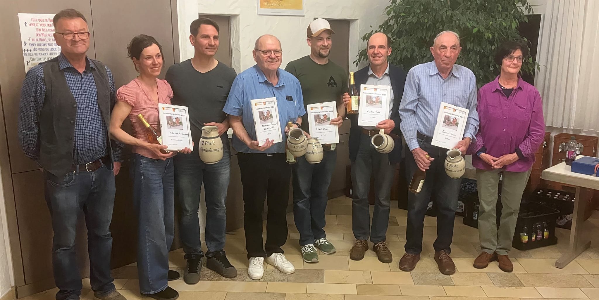 Manfred Nuber, Fachberater für Obst- und Gartenbau beim Landratsamt, Jutta und Martin Skokan, Günter Schöck, Robert Kussmaul, Martin Hahn, Gerhard Müller und Yvonne Strecke, Vorsitzende des Kreisverbands der OGV (von links). 		Bild: z