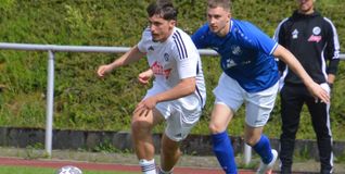 Armando Di Leo (rechts) verfolgt den Sindelfinger Aaron Biedma Andrades.