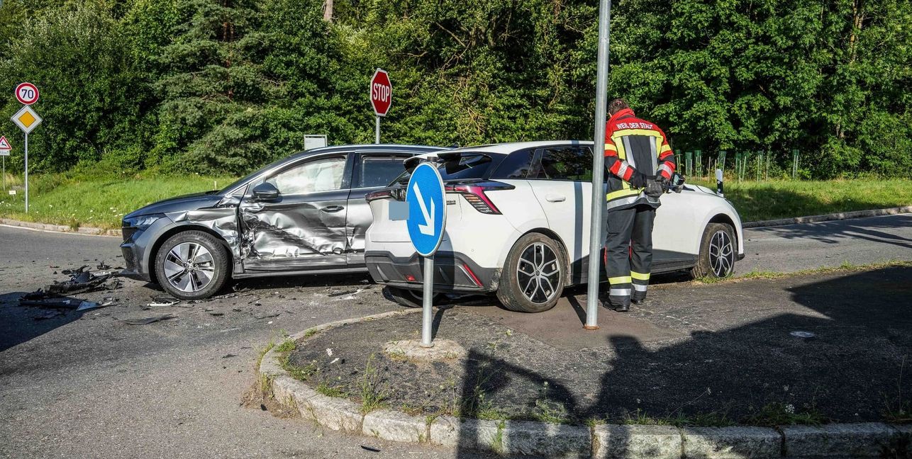 Nach dem Unfall mussten gleich drei Autos abgeschleppt werden. Bild: SDMG/Dettenmeyer