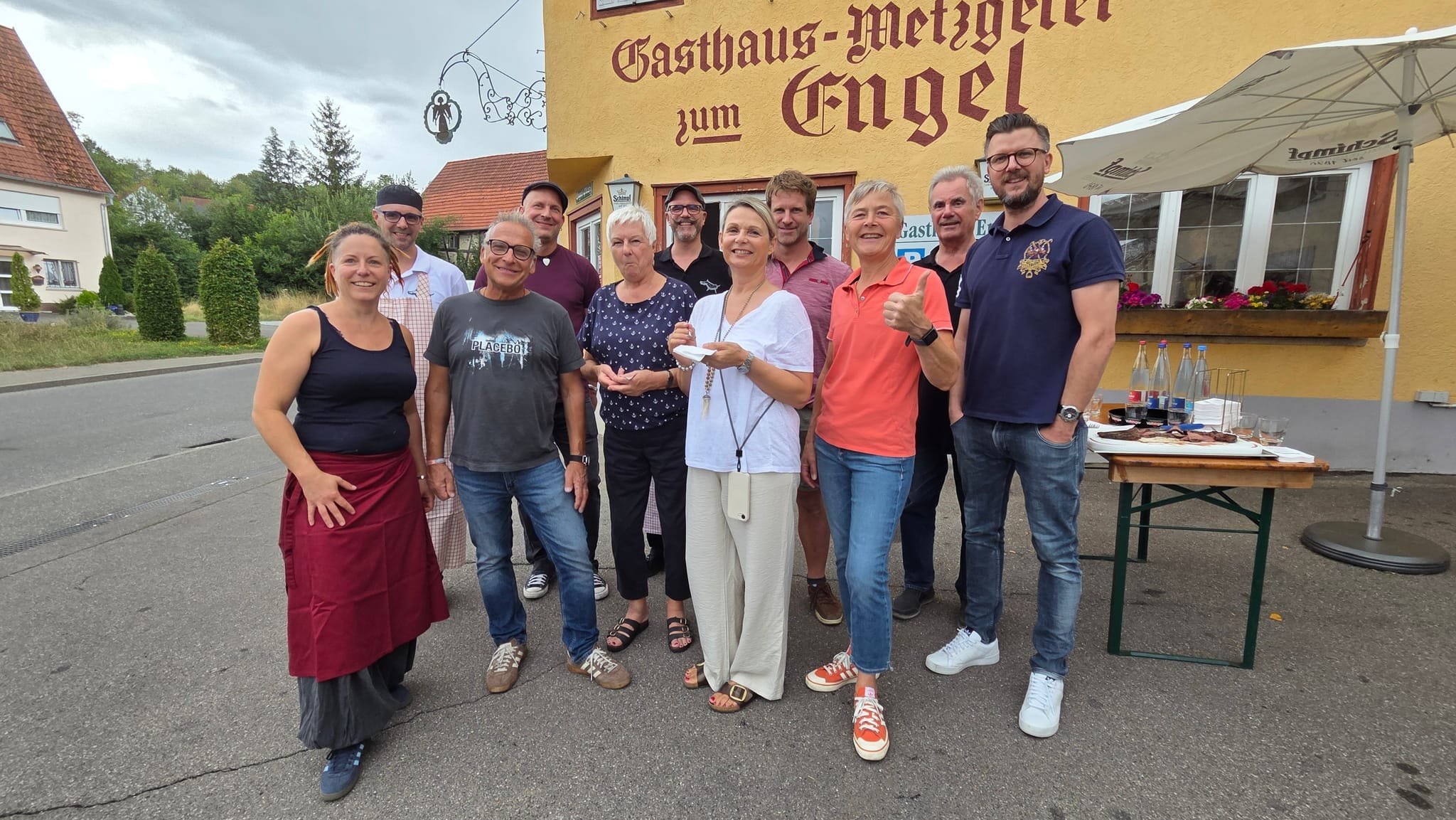 Fünf SZ/BZ-Leser waren beim Grillabend in Dätzingen dabei. Gastgeber waren Christoph Heinkele (Zweiter von links), Doris Heinkele (Mitte), Dominik Heinkele (rechts dahinter) und Werner Heinkele (Zweiter von rechts).