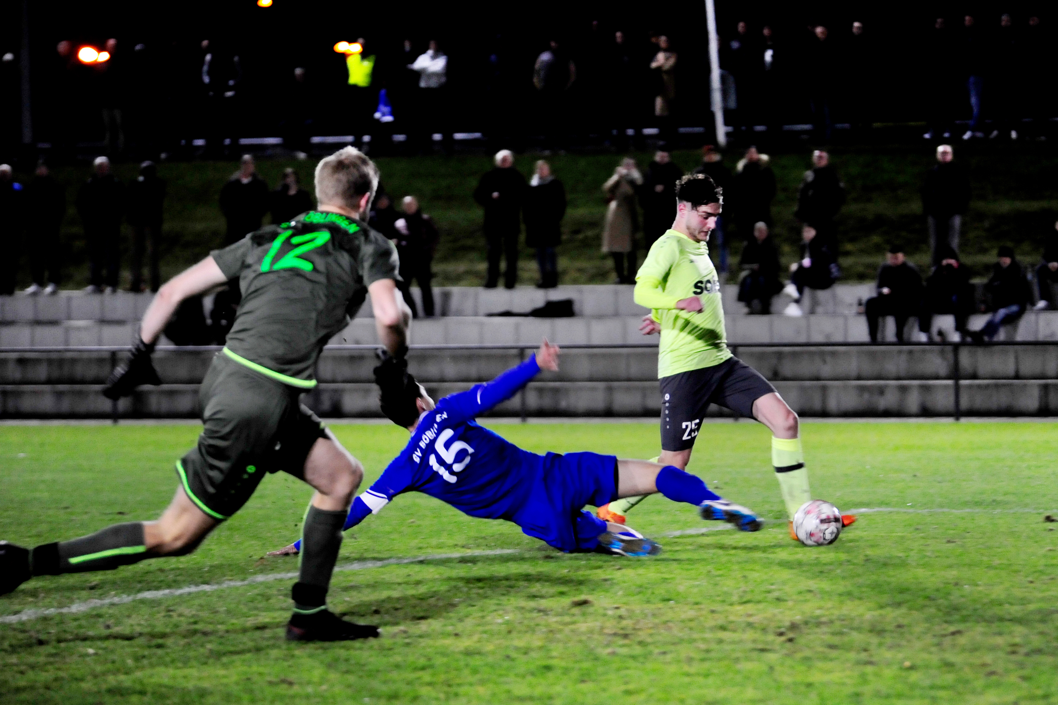 Da war die Maichinger Welt noch in Ordnung. Mirza Vila auf dem Weg zum 3:0.  Die Böblinger  Dominik Traub (links), und Fabian Schragner können nur zuchauen. Bild: photostampe