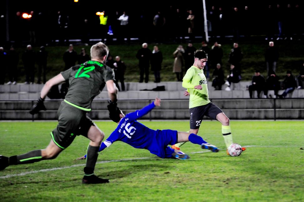 Da war die Maichinger Welt noch in Ordnung. Mirza Vila auf dem Weg zum 3:0. Die Böblinger Dominik Traub (links), und Fabian Schragner können nur zuchauen. Bild: photostampe