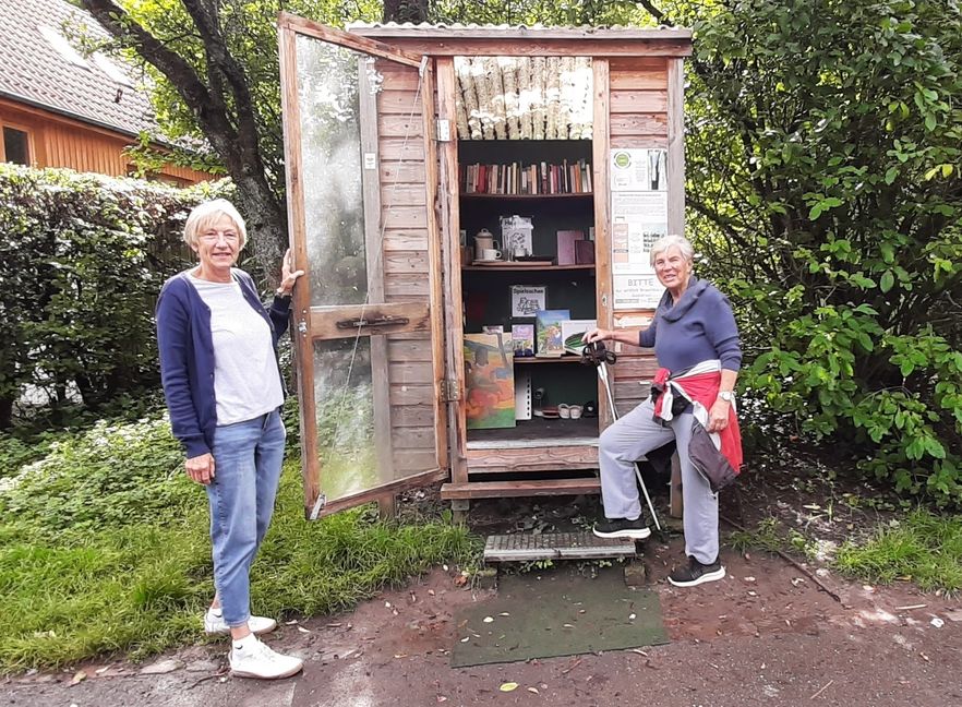 Ulrike Braun (links) vom BUND vor dem Koscht-Nix-Häusle. Die Sindelfingerin Jutta Schmidt schaut regelmäßig bei dem begehbaren Schrank vorbei. Bild: Elbers
