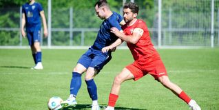 Darmsheims Fabian Schneider (links) wird von seinem Waldhausener Gegenspieler bedrängt
