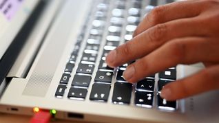 Entscheider in der deutschen Wirtschaft halten erstmals mehrheitlich Künstliche Intelligenz (KI) für entscheidend, um wettbewerbsfähig zu bleiben. (Symbolbild)