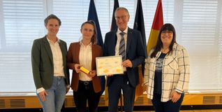 Die Mitarbeiterinnen der Stabsstelle Klimaschutz freuen sich mit Landrat Roland Bernhard über den European Energy Award in Gold.