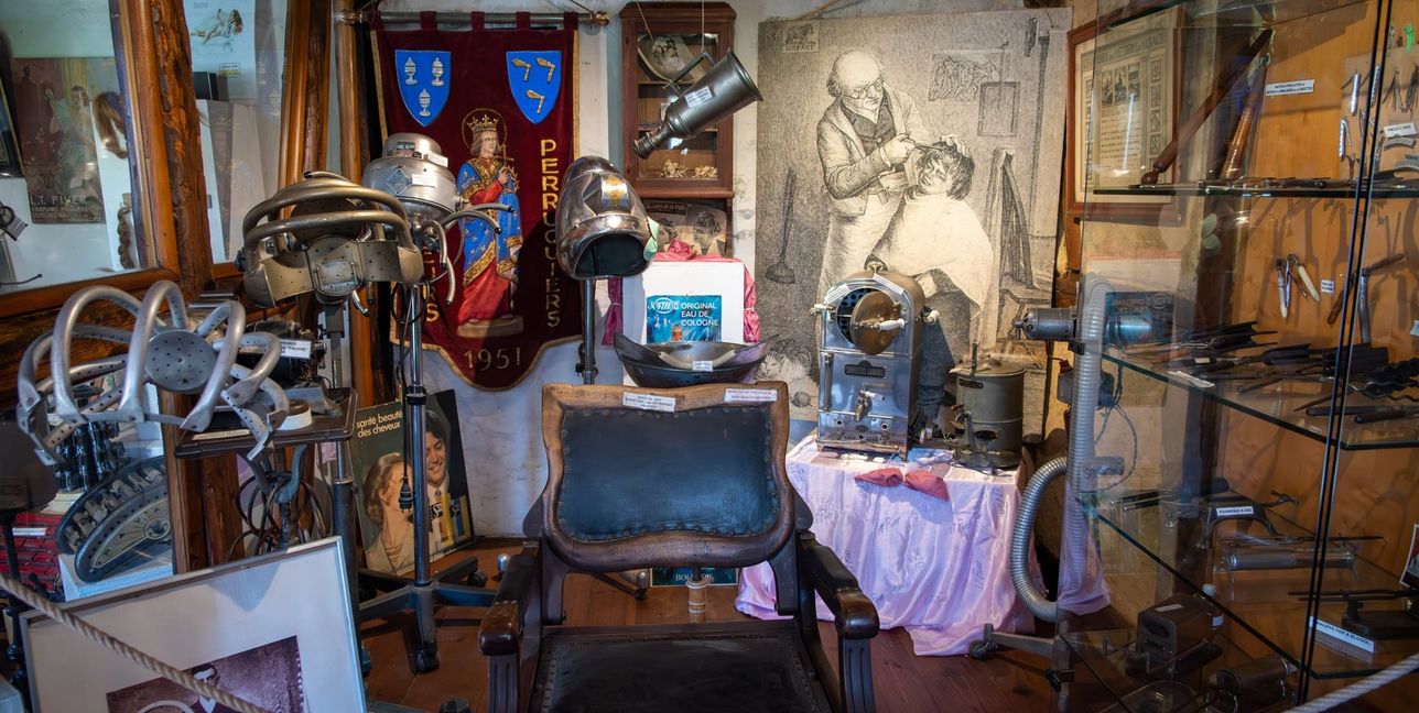 Einblicke in den Barbier- und Friseursalon zeigen, Trockenhauben haben sich zum Glück weiterentwickelt.