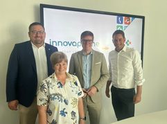 Dagmar Geer, Eigentümerin und Vorstandsvorsitzende der innovaphone AG und Benjamin Starmann, Partner Management Deutschland (rechts), begrüßten OB Markus Kleemann (zweiter von rechts) und Wirtschaftsförderer Felix Rapp am Unternehmenssitz auf dem Flugfeld.