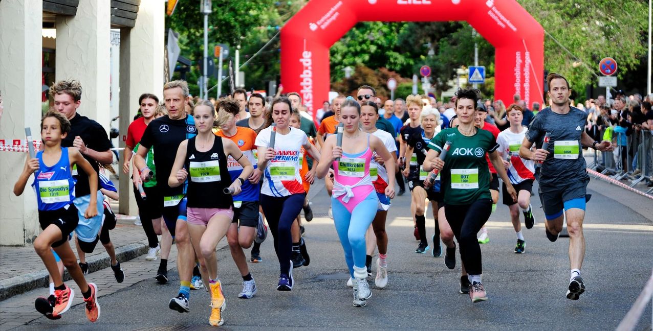 Mit dem Staffelholz auf die 950 Meter. Beim Start waren die Läufer und Läuferinnen noch eng zusammen.
