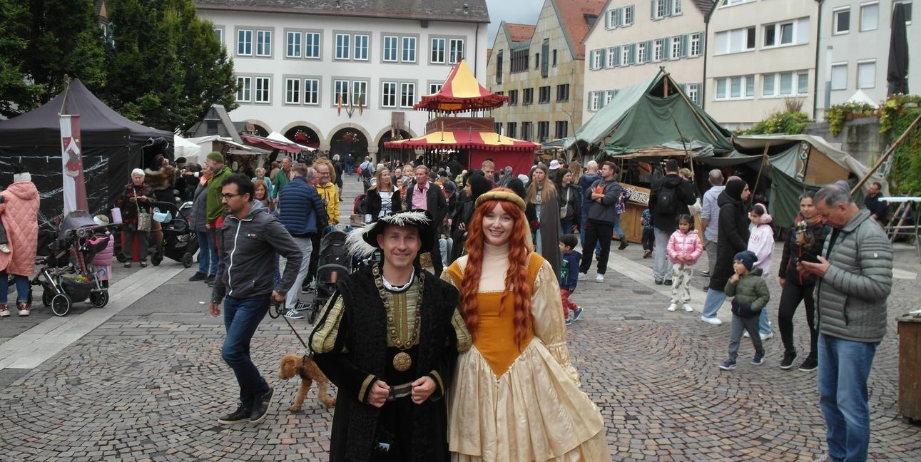„Schultheiß“ Dr. Stefan Belz und Citymanagerin Kira Morgan geben sich auf dem Böblinger Marktplatz die Ehre.
