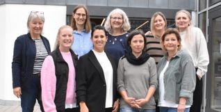 Auf dem Bild zu sehen sind (von links): Beate Faust (Fachbereichsleitung) mit Anna Schumacher (Quartiersarbeit Goldberg), Ronja Schmors (Quartiersarbeit Goldberg), Laura Vargas Gonzalez (Quartiersarbeit Hinterweil),  Marion Conzelmann (Quartiersarbeit Eichholz), Timea Schneider (Quartiersarbeit Eichholz), Annette Falch (Quartiersarbeit Viehweide), Katja Engl (Quartiersarbeit Viehweide), Sandra Luburic (Verwaltungskraft für die QuartiersarbeitViehweide und Eichholz).