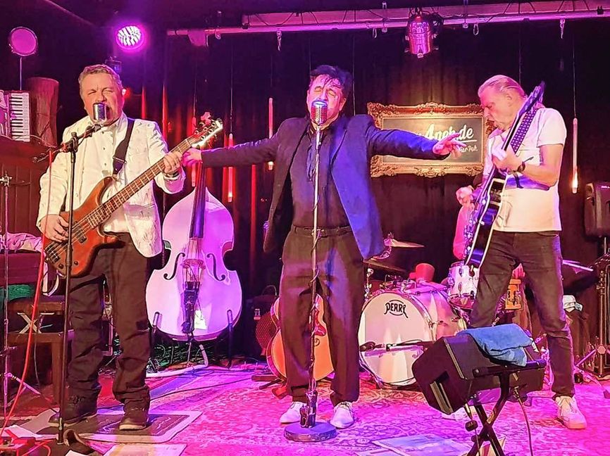 Aron Black & the White Shirts – A Tribute to Elvis Presley: Zun erleben am Samstag, 15. Juni, 20 Uhr in Mauren.